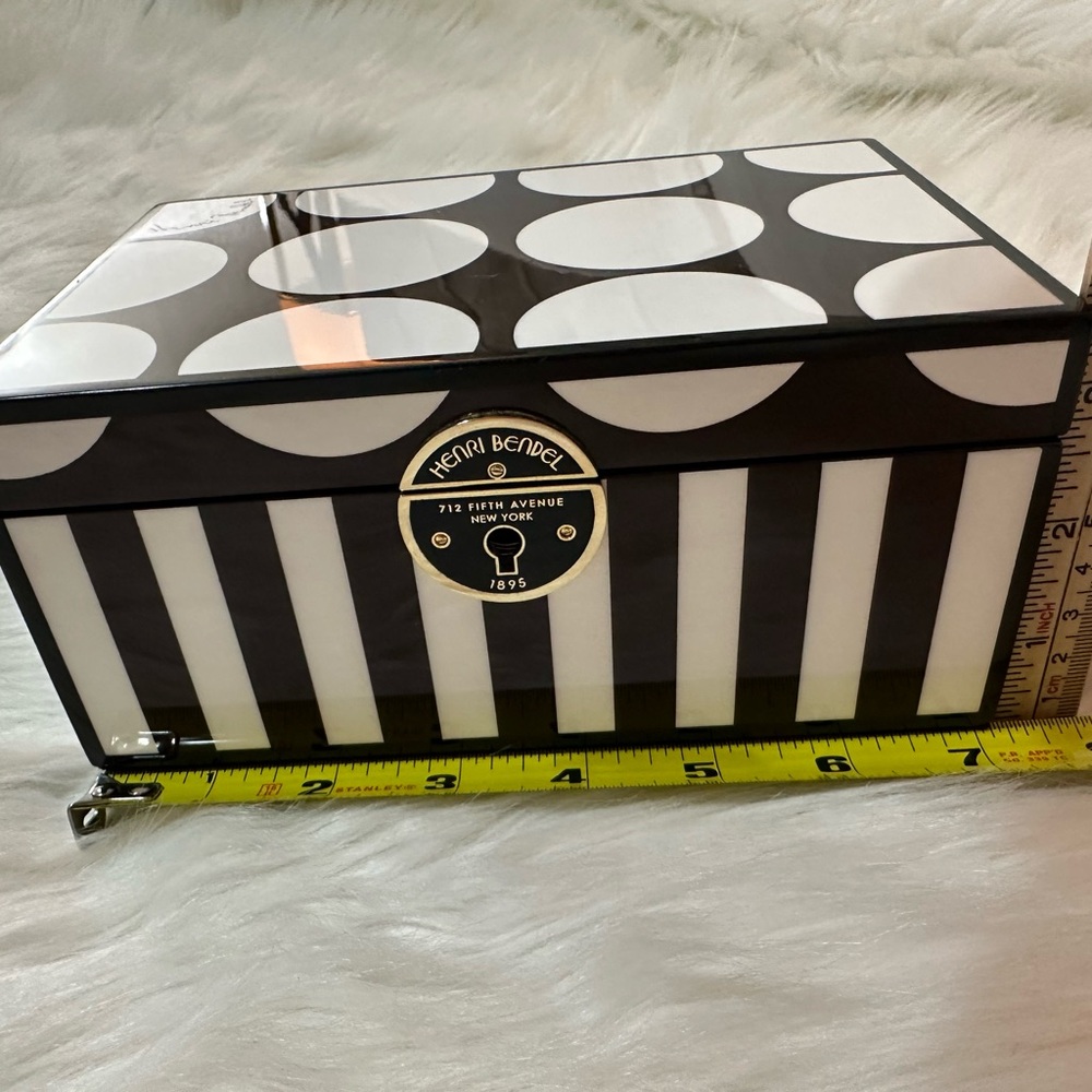 HENRI BENDEL BROWN AND WHITE STRIPES AND SPOTS “HOT FOR DOTS” LAQUER JEWELY BOX - Picture 4 of 14